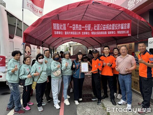 ▲後甲消防分隊捐血日現場CPR實作教學,民眾親操哈姆立克急救法。(記者林東良翻攝,下同)