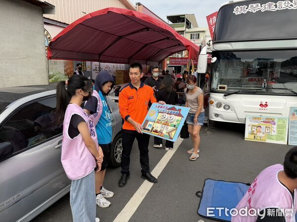 ▲後甲消防分隊捐血日現場CPR實作教學,民眾親操哈姆立克急救法。(記者林東良翻攝,下同)