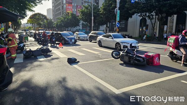 ▲劉女開休旅車載2個小孩前往看病,卻分心追撞3輛機車,造成2人受傷送醫。(圖/記者陸運陞翻攝)