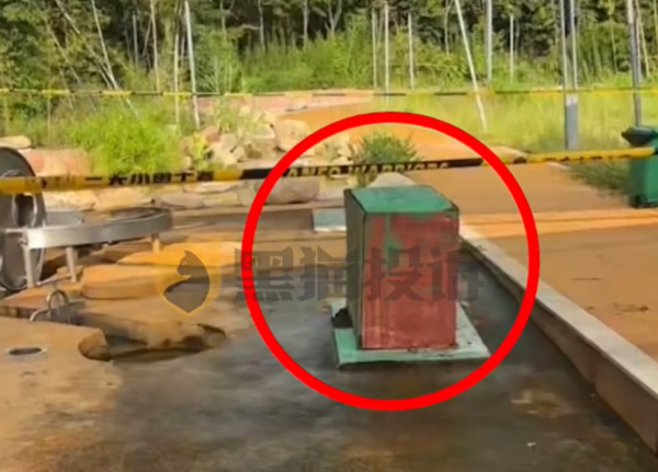 ▲李太太指出木箱泡在水裡。(圖/翻攝自微博)