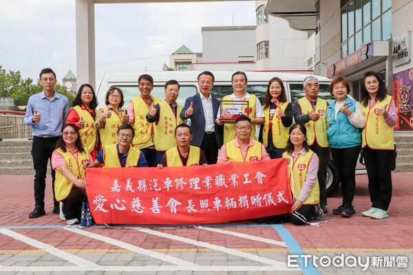 ▲▼ 長照車輛供不應求,嘉義汽修工會捐復康巴士助長者就醫接送 。(圖/嘉義縣政府提供)