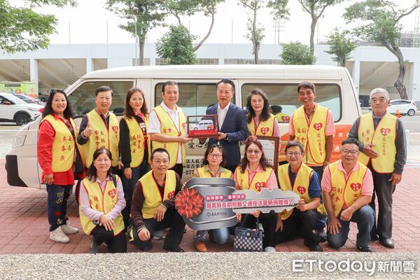 ▲▼ 長照車輛供不應求,嘉義汽修工會捐復康巴士助長者就醫接送 。(圖/嘉義縣政府提供)