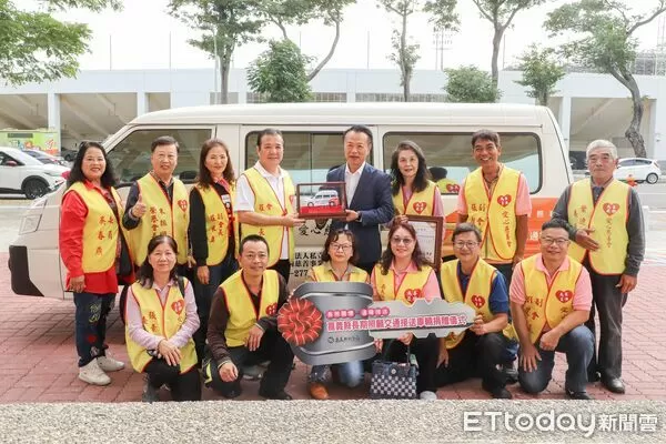 ▲▼ 長照車輛供不應求,嘉義汽修工會捐復康巴士助長者就醫接送 。(圖/嘉義縣政府提供)