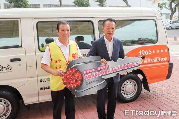 ▲▼ 長照車輛供不應求,嘉義汽修工會捐復康巴士助長者就醫接送 。(圖/嘉義縣政府提供)
