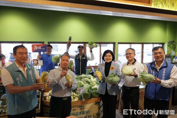 ▲農民與合作社代表在服務區推廣冬季蔬果,呈現產地特色。(圖/記者游瓊華翻攝)