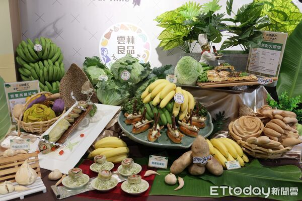 ▲農民與合作社代表在服務區推廣冬季蔬果,呈現產地特色。(圖/記者游瓊華翻攝)