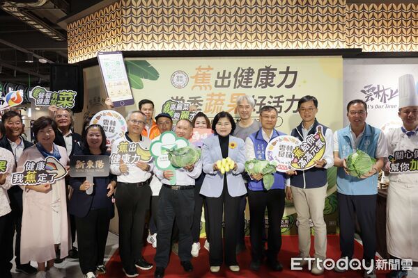 ▲農民與合作社代表在服務區推廣冬季蔬果,呈現產地特色。(圖/記者游瓊華翻攝)