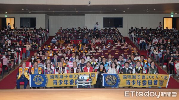 ▲混障綜藝團明(30)新營文化中心公益演出,肢障視障罕腦麻齊展生命力。(記者林東良翻攝,下同)