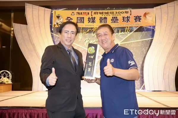 ▲黃偉哲市長於府城城垣300年全國媒體壘球賽起球,為賽事拉開序幕。(記者林東良翻攝,下同)