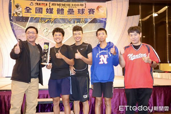 ▲黃偉哲市長於府城城垣300年全國媒體壘球賽起球,為賽事拉開序幕。(記者林東良翻攝,下同)