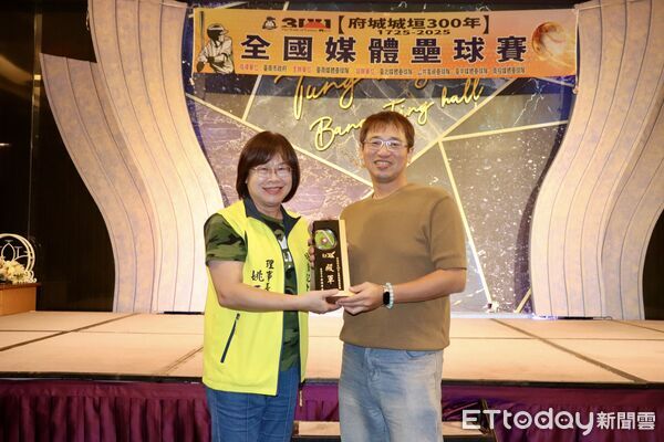 ▲黃偉哲市長於府城城垣300年全國媒體壘球賽起球,為賽事拉開序幕。(記者林東良翻攝,下同)