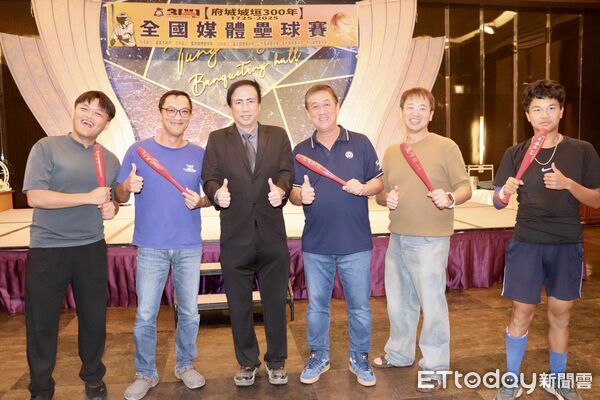 ▲黃偉哲市長於府城城垣300年全國媒體壘球賽起球,為賽事拉開序幕。(記者林東良翻攝,下同)