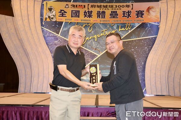 ▲黃偉哲市長於府城城垣300年全國媒體壘球賽起球,為賽事拉開序幕。(記者林東良翻攝,下同)