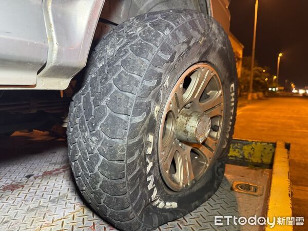 ▲▼屏東國道廂型車後輪脫落,害後方小貨車側翻。(圖/記者陳崑福翻攝)