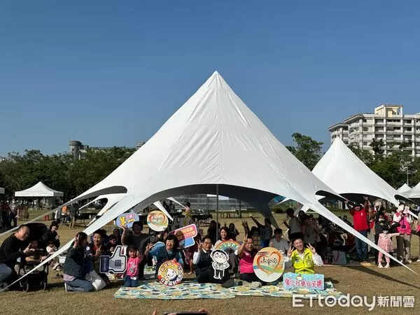 ▲家庭野餐日活動現場草地鋪滿彩色野餐墊,孩子天真奔跑歡笑盈溢。(記者林東良翻攝,下同)