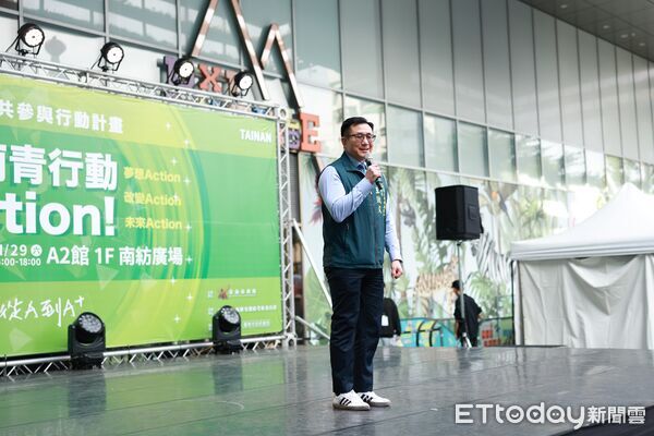 ▲青年公共參與成果展舞台熱鬧,阿跨面、芮鯊等藝人點燃南紡熱情。(記者林東良翻攝,下同)