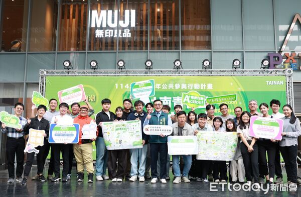 ▲青年公共參與成果展舞台熱鬧,阿跨面、芮鯊等藝人點燃南紡熱情。(記者林東良翻攝,下同)