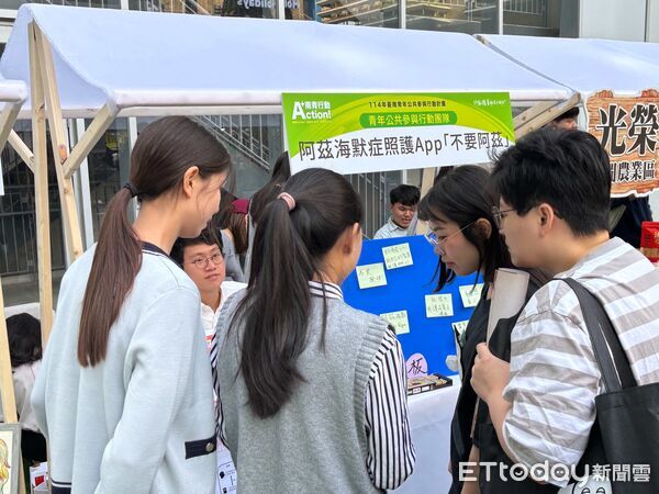 ▲青年公共參與成果展舞台熱鬧,阿跨面、芮鯊等藝人點燃南紡熱情。(記者林東良翻攝,下同)