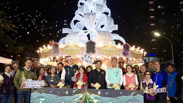 ▲2025屏東聖誕節打造南台灣最大聖誕村 百年屏東公園一秒走進北國童話。(圖/屏東縣政府)