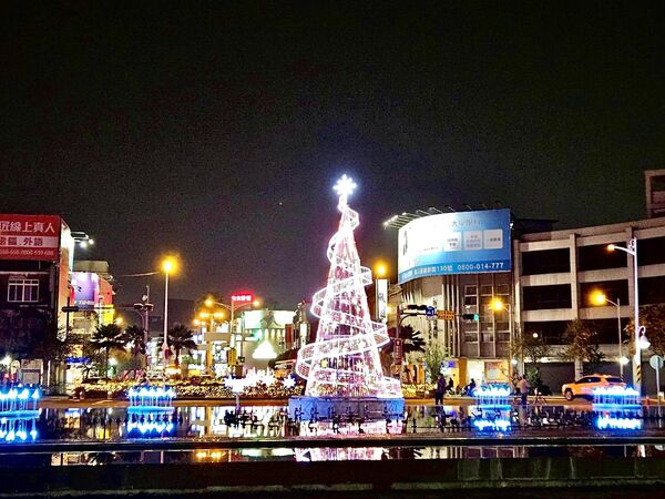 ▲2025屏東聖誕節打造南台灣最大聖誕村 百年屏東公園一秒走進北國童話。(圖/屏東縣政府)