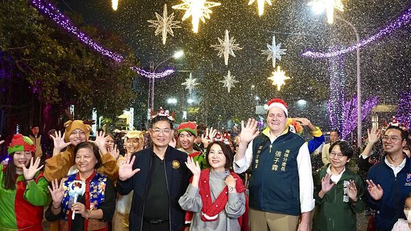 ▲2025屏東聖誕節打造南台灣最大聖誕村 百年屏東公園一秒走進北國童話。(圖/屏東縣政府)