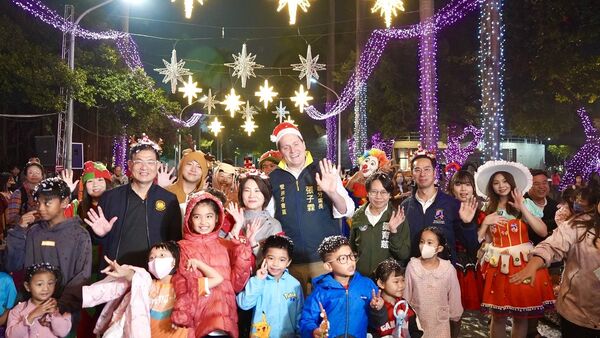 ▲2025屏東聖誕節打造南台灣最大聖誕村 百年屏東公園一秒走進北國童話。(圖/屏東縣政府)
