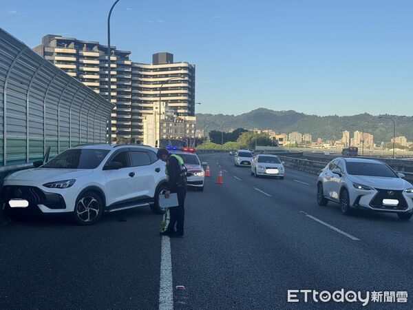 ▲國道三號30日清晨發生休旅車自撞護欄意外,駕駛送醫治療。(圖/記者張君豪翻攝)