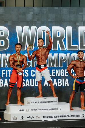 ▲劉明毅以緊實肌肉線條以及穩健的臺風,在男子健身模特兒組176公分級項目中脫穎而出獲得金牌、劉明毅在男子形體組170公分級項目展現完美比例與姿態,獲得裁判一致肯定,收穫個人第2面金牌。(圖/運動部提供)