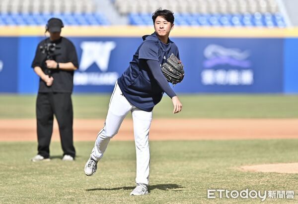 ▲▼ 2025第十三屆中信盃黑豹旗全國高中棒球大賽,中信兄弟投手伍立辰為冠軍戰開球 。(圖/記者李毓康攝)