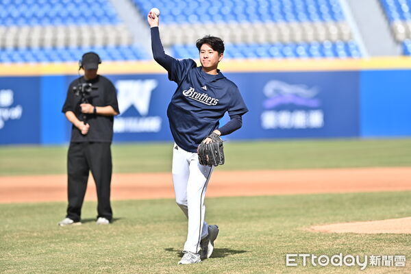 ▲▼ 2025第十三屆中信盃黑豹旗全國高中棒球大賽,中信兄弟投手伍立辰為冠軍戰開球 。(圖/記者李毓康攝)