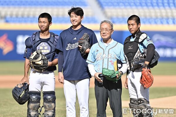 ▲▼ 2025第十三屆中信盃黑豹旗全國高中棒球大賽,中信兄弟投手伍立辰為冠軍戰開球 。(圖/記者李毓康攝)