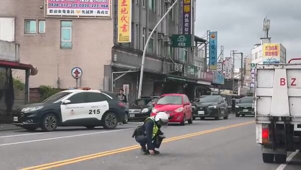 ▲▼宜蘭暖警游宗偉處理車禍事故後,蹲在馬路上手撿碎玻璃,避免造成人車二次傷害,讚爆:「溫馨的畫面」、「宜蘭最美風景」。(圖/擷取自《宜蘭知識+》,下同)