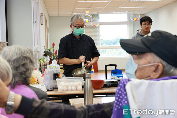 ▲▼駱師傅僅用居家常見器皿,示範如何以鮮奶、雞蛋,搭配日本空運抹茶粉及時令水果,調製出綿密口感的冰淇淋。(圖/門諾醫院提供,下同)