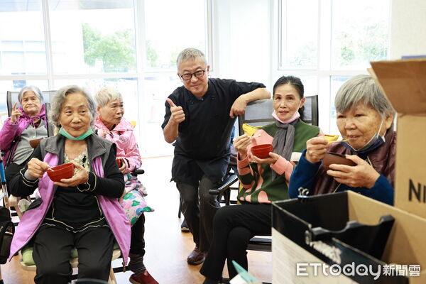 ▲▼駱師傅僅用居家常見器皿,示範如何以鮮奶、雞蛋,搭配日本空運抹茶粉及時令水果,調製出綿密口感的冰淇淋。(圖/門諾醫院提供,下同)