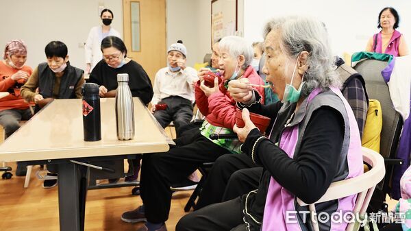 ▲▼駱師傅僅用居家常見器皿,示範如何以鮮奶、雞蛋,搭配日本空運抹茶粉及時令水果,調製出綿密口感的冰淇淋。(圖/門諾醫院提供,下同)