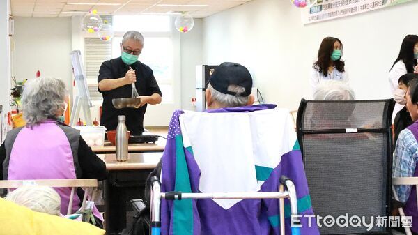 ▲▼駱師傅僅用居家常見器皿,示範如何以鮮奶、雞蛋,搭配日本空運抹茶粉及時令水果,調製出綿密口感的冰淇淋。(圖/門諾醫院提供,下同)