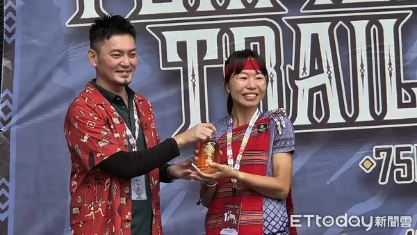 ▲戴秀芳(右)將「2025福爾摩沙古道國際越野賽」女子104K冠軍留在台灣。(圖/埔里鎮公所提供)