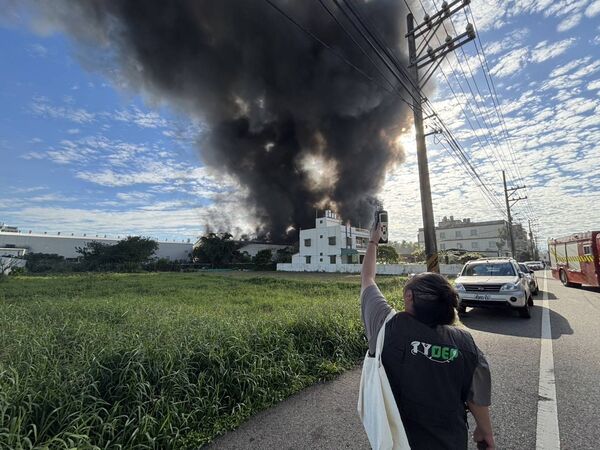 ▲桃園蘆竹地下工廠大火釋放大量黑煙,環保局立即啟動空污緊急應變 。(圖/桃園市政府環保局提供)