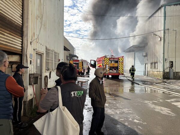 ▲桃園蘆竹地下工廠大火釋放大量黑煙,環保局立即啟動空污緊急應變 。(圖/桃園市政府環保局提供)