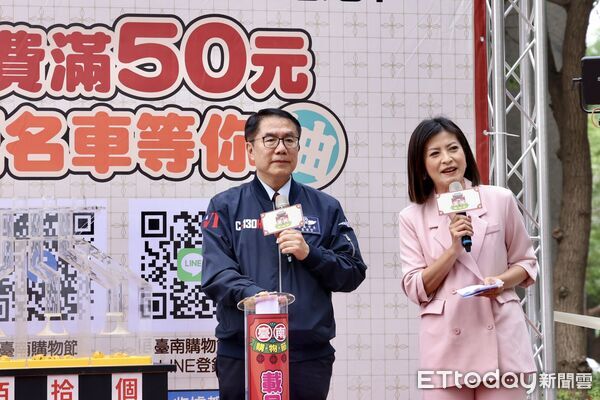 ▲台南購物節攤位設有數位行銷券QR Code,民眾掃碼輕鬆登錄抽獎。(記者林東良翻攝,下同)