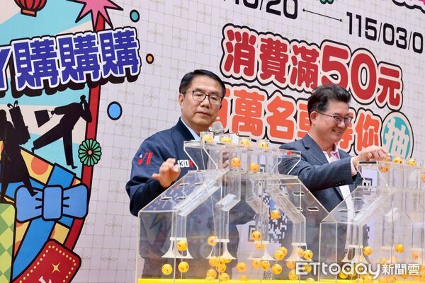 ▲台南購物節攤位設有數位行銷券QR Code,民眾掃碼輕鬆登錄抽獎。(記者林東良翻攝,下同)