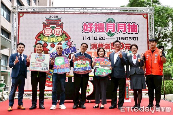 ▲台南購物節攤位設有數位行銷券QR Code,民眾掃碼輕鬆登錄抽獎。(記者林東良翻攝,下同)