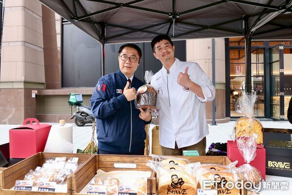 ▲台南購物節攤位設有數位行銷券QR Code,民眾掃碼輕鬆登錄抽獎。(記者林東良翻攝,下同)