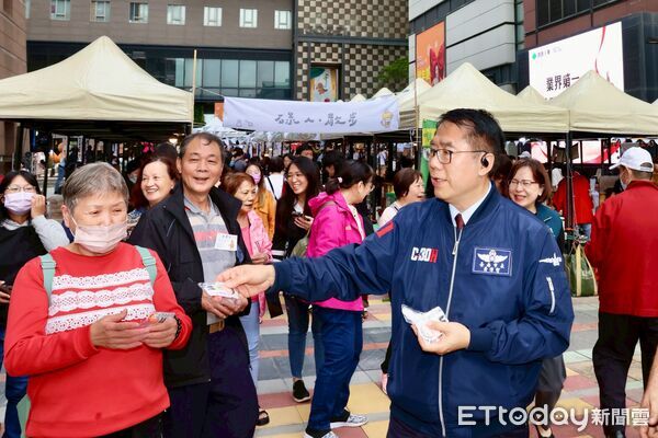 ▲台南購物節攤位設有數位行銷券QR Code,民眾掃碼輕鬆登錄抽獎。(記者林東良翻攝,下同)