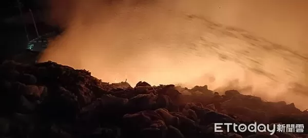 ▲▼台南市垃圾掩埋場火警。(圖/記者林東良翻攝)