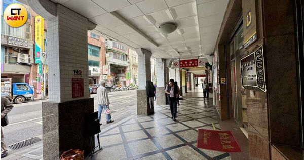 北市文化局第159次審議會上,委員們考量到華南銀行城內分行建物保留不少細節如騎樓牛腿(照片右上方華南銀看板左右兩側)等,決議登錄為歷史建築。(圖/方萬民攝影)