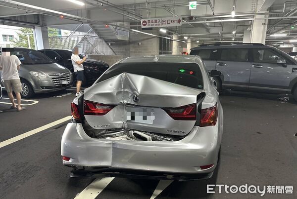 ▲▼男子毒駕在大賣場前後連撞3車。(圖/民眾提供,下同)