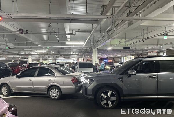 ▲▼男子毒駕在大賣場前後連撞3車。(圖/民眾提供,下同)