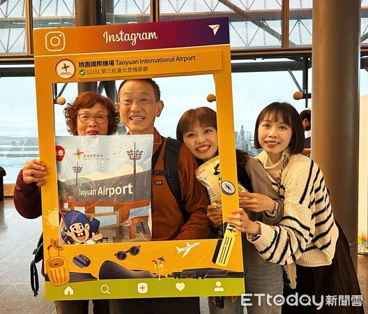 ▲▼桃園機場第三航廈北登機廊廳試營運,許多旅客紛紛與手拿板和大型乖乖合影。(圖/桃機提供)