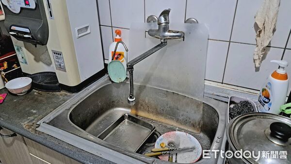 ▲淡北道路11月27日進行主線高架橋P20基樁挖掘時,鑽破自來水管線,自來水公司11月28日起逐步減壓暫停供水,影響淡水區16個里、共計約6.2萬戶,淡水停水第3天,還有多區域無水可用,民眾叫苦連天▼ 。(圖/記者鄭遠龍攝)